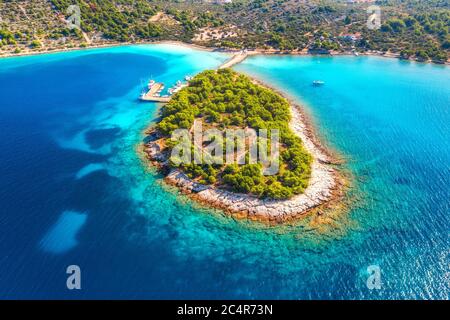 Vue aérienne de la petite île magnifique dans la baie de la mer à la journée ensoleillée Banque D'Images