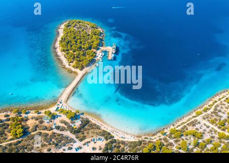 Vue aérienne de la petite île magnifique dans la baie de la mer à la journée ensoleillée Banque D'Images