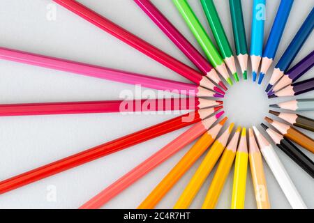 ensemble de crayons colorés sur une table en cercle Banque D'Images