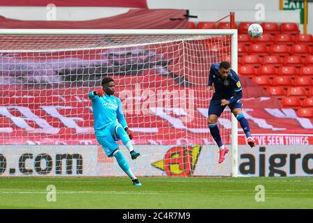 NOTTINGHAM, ANGLETERRE. 28 JUIN - Brice Samba (30) de la forêt de Nottingham libère le ballon avec Karlan Grant (16) de la ville de Huddersfield essayant de bloquer pendant le match de championnat de Sky Bet entre la forêt de Nottingham et la ville de Huddersfield au City Ground, Nottingham, le dimanche 28 juin 2020. (Crédit : Jon Hobley | MI News) crédit : MI News & Sport /Alay Live News Banque D'Images