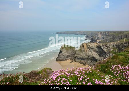 Bedruthan Steps vue sur la falaise à marée basse à Cornwall, Royaume-Uni Banque D'Images