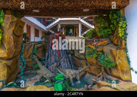 Scène de dinosaures à l'intérieur de l'administration Torotoro, Parque Nacional Tototoro, Parc national Torotoro, Torotoro, Bolivie, Amérique latine Banque D'Images