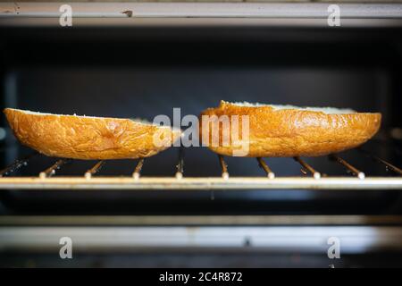 Deux tranches de bagel à l'intérieur d'un four grille-pain. Banque D'Images