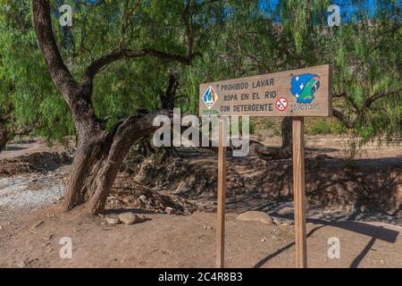 Avis: 'Pas de linge avec détergent dans ce ruisseau", Parque Nacional Tototoro, Parc National Torotoro, Dedemento Potosí, Torotoro, Bolivie, Banque D'Images