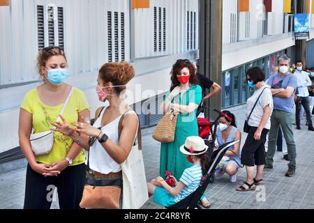 Les gens font la queue pour entrer sur le marché d'Encants (viejos), Barcelone, Espagne. Banque D'Images