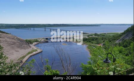 Vue sur le pont de l'Ile d'Orléans depuis les chutes Montmorency Banque D'Images