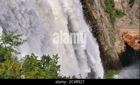 Vue de dessus de l'eau tombant d'une chute montrant des gouttelettes d'eau Banque D'Images