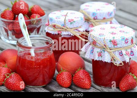confiture d'abricot de fraise dans le verre sur la table Banque D'Images
