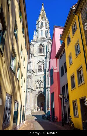 Ancienne rue étroite donnant sur la cathédrale de Constance ou Konstanz, Allemagne. C'est un point de repère de la vieille ville de Constance. Décor gothique médiéval Banque D'Images