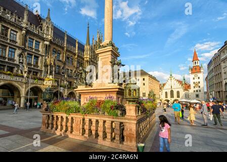 Munich, Allemagne – 1er août 2019 : magnifique place Marienplatz dans le vieux Munich. Les gens visitent le beau centre de Munich au coucher du soleil. Concept de voyage Banque D'Images