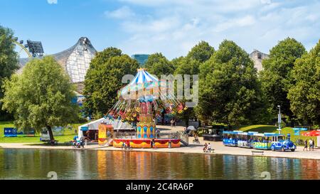 Munich, Allemagne - 2 août 2019 : Olympiapark ou Parc olympique en été. C'est une attraction touristique de Munich. Vue panoramique sur l'aire de jeux pour enfants. Panora Banque D'Images