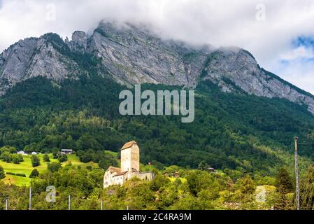 Château de Sargans dans les Alpes, Suisse. C'est un monument du canton de St-Gall. Vue panoramique sur le vieux château sur fond de montagne brumeux. Paysage alpin Banque D'Images