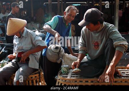 Vendeurs locaux au marché javanais traditionnel de Pundong, à la périphérie de Yogyakarta. Banque D'Images