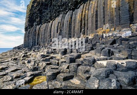 Passerelle de visiteur sous les falaises de mer en colonnes de basalte hexagonales à colonnes de colonnes de colonnes, l'île de Staffa, Écosse, Royaume-Uni Banque D'Images