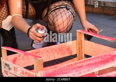 Roma, Italie. 28 juin 2020. Rome, quartier San Lorenzo, Piazza dell'Immacolata, LAISSEZ-nous revenir 2020 espaces. Un après-midi consacré à la destruction de l'hétérocispatriarcat et à l'affirmation corporelle de la 'fromanciarchia' Credit: SPP Sport Press photo. /Actualités en direct d'Alay Banque D'Images