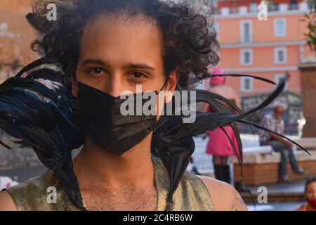 Roma, Italie. 28 juin 2020. Rome, quartier San Lorenzo, Piazza dell'Immacolata, LAISSEZ-nous revenir 2020 espaces. Un après-midi consacré à la destruction de l'hétérocispatriarcat et à l'affirmation corporelle de la 'fromanciarchia' Credit: SPP Sport Press photo. /Actualités en direct d'Alay Banque D'Images