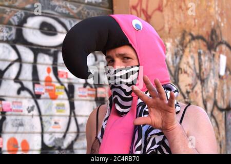 Roma, Italie. 28 juin 2020. Rome, quartier San Lorenzo, Piazza dell'Immacolata, LAISSEZ-nous revenir 2020 espaces. Un après-midi consacré à la destruction de l'hétérocispatriarcat et à l'affirmation corporelle de la 'fromanciarchia' Credit: SPP Sport Press photo. /Actualités en direct d'Alay Banque D'Images