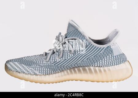 Yeezy blanche et discount bleu