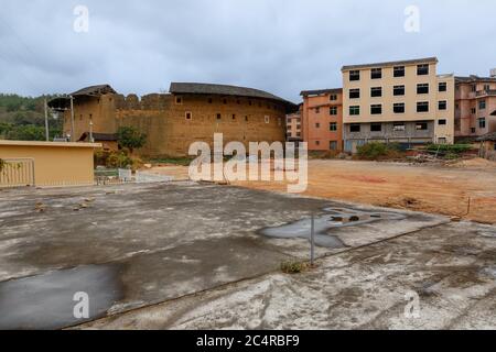 Vue sur l'arrière-cour d'un Fujian Tulou partiellement endommagé Banque D'Images