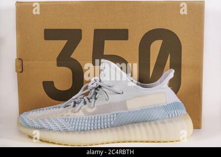 Moscou, Russie - juin 2020 : Adidas Yeezy Boost 350 V2 Cloud White - Famous Limited Collection Sneakers Fashion de Kanye West et Adidas collaboration, chaussures de sport à la mode. Banque D'Images