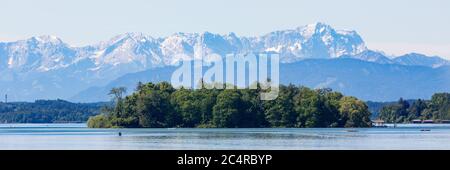 Panorama de Roseninsel (île rose) avec alpes bavaroises en arrière-plan. Banque D'Images