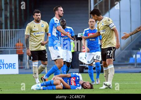 NAPLES, ITALIE - JUIN 28: Blessure sèche Mertens de Napoli, l-r Alberto Cerri de SPAL, Fabian de Napoli, sèche Mertens de Napoli, Stanislav Lobotka de Napoli, Felipe de SPAL pendant la série A jeu de ligue Napoli / SPAL le 28 juin 2020 à Naples, Italie Banque D'Images