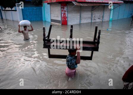 Les gens qui emportent leurs biens en lieu sûr dans l'un des plus graves district de Sirajganj, au Bangladesh. Environ 0.7 millions de personnes du district ont été touchées par la grave inondation de 2007. 4 août 2007. Banque D'Images