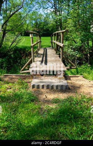 Faites de la randonnée à travers les prés, les ponts et les chemins près de Stallwang en Basse-Bavière en Allemagne Banque D'Images