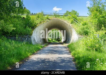 Faites de la randonnée à travers les prés, les ponts et les chemins près de Stallwang en Basse-Bavière en Allemagne Banque D'Images