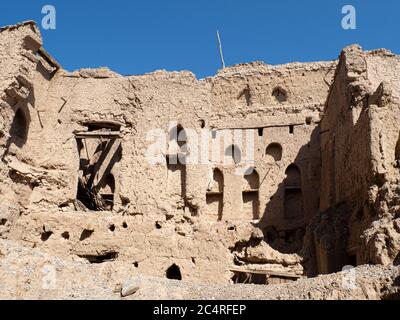 Vue extérieure d'une construction de maisons en boue, principalement abandonnées, à Bait Al Safah, Al Hamra, Sultanat d'Oman. Banque D'Images