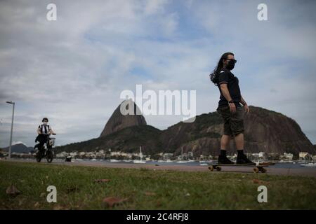 Rio de Janeiro, Brésil. 28 juin 2020. Les gens vont faire de l'exercice le dimanche après-midi à Aterro do Flamengo, pendant la pandémie COVID-19. Crédit : Fernando Souza/ZUMA Wire/Alay Live News Banque D'Images