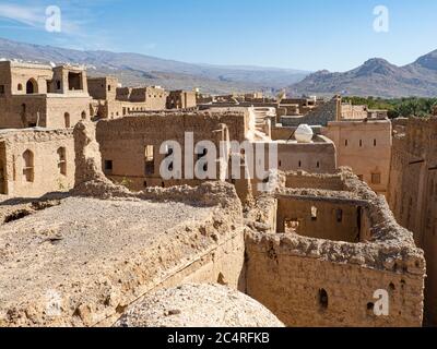 Vue extérieure d'une construction de maisons en boue, principalement abandonnées, à Bait Al Safah, Al Hamra, Sultanat d'Oman. Banque D'Images