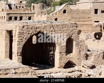 Vue extérieure d'une construction de maisons en boue, principalement abandonnées, à Bait Al Safah, Al Hamra, Sultanat d'Oman. Banque D'Images