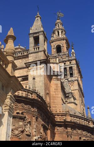 Séville, Andalousie, Espagne, Cathédrale de Séville et la Tour Giralda - site classé au patrimoine mondial de l'UNESCO. Banque D'Images