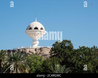 Sculpture ressemblant à un brûleur d'encens géant le long de la corniche à Muttrah, Muscat, Sultanat d'Oman. Banque D'Images