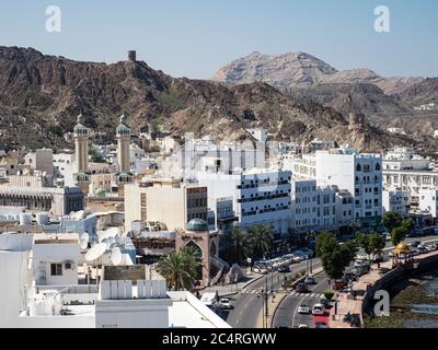 Vue sur une tour d'observation le long de la corniche en bord de mer à Muttrah, Muscat, Sultanat d'Oman. Banque D'Images