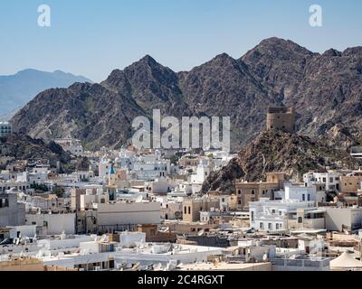 Vue sur une tour d'observation le long de la corniche en bord de mer à Muttrah, Muscat, Sultanat d'Oman. Banque D'Images