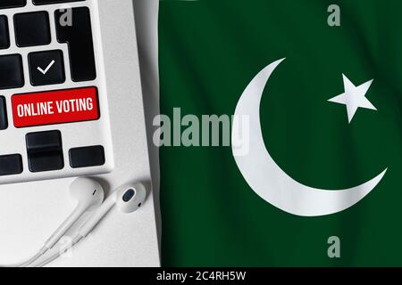 Concept de vote en ligne en République islamique du Pakistan. Clavier près du drapeau de pays. Banque D'Images