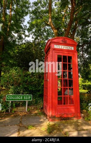 Bromley (Grand Londres) à Kent, Royaume-Uni. Un ancien téléphone britannique rouge sur College Slip Road près de College Green, près du centre-ville de Bromley. Banque D'Images