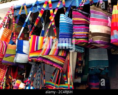 Sacs marocains faits main multicolores à la médina d'Essaouira Banque D'Images