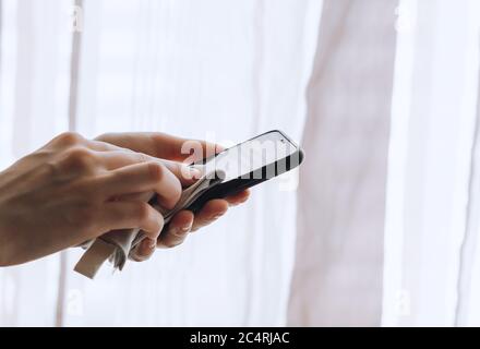 Nettoyage de l'écran du smartphone avec un chiffon en fibre. Banque D'Images