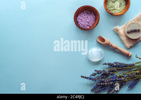 Produits de spa, savon, sel de mer, fleurs de lavande sur fond bleu. Vue de dessus, plan d'affichage, espace de copie. Concept spa et bien-être Banque D'Images