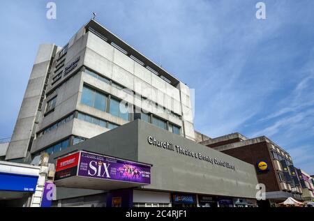 Bromley (Grand Londres) à Kent, Royaume-Uni. Le Churchill Theatre et la bibliothèque centrale de Bromley à Bromley High Street. Banque D'Images