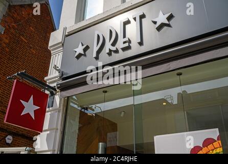 Bromley (Grand Londres), Kent, Royaume-Uni. Prét un café de la direction à Bromley High Street. Affiche le nom PRET au-dessus de la boutique et le logo PRET carré avec une étoile Banque D'Images