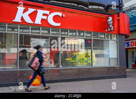 Bromley (Grand Londres), Kent, Royaume-Uni. Restaurant Kentucky Fried Chicken à Bromley High Street. La marque KFC et le logo du colonel Sanders au-dessus du magasin. Banque D'Images