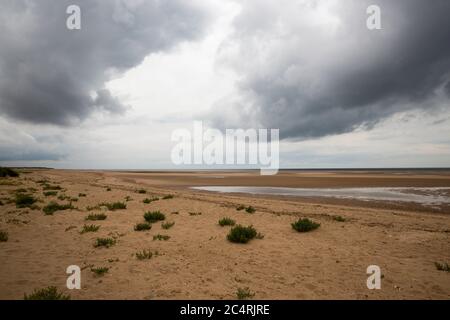 Burnham Overy Staithe Beach à marée basse, un jour de tempête Banque D'Images