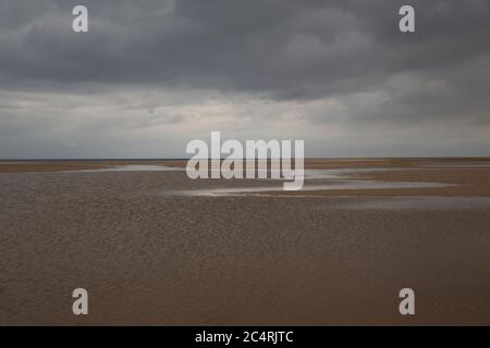 Burnham Overy Staithe Beach à marée basse, un jour de tempête Banque D'Images