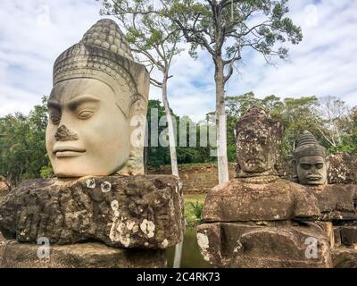 À l'entrée des statues d'Angkor Thom sur le pont. Photographié dans le complexe du temple d'Angkor Wat, Siem Reap, Cambodge Banque D'Images