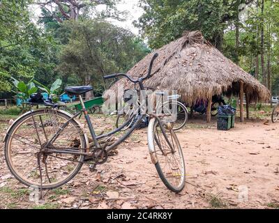 Vieux vélo garé à l'intérieur du temple d'Angkor wat. Banque D'Images