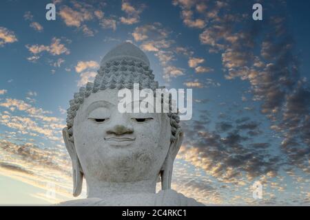 Statue en marbre de gros plan d'un grand Bouddha blanc neige sur l'île de Phuket en Thaïlande. Une figure de Bouddha géant en briques de marbre sur le mont Nakaked in Banque D'Images